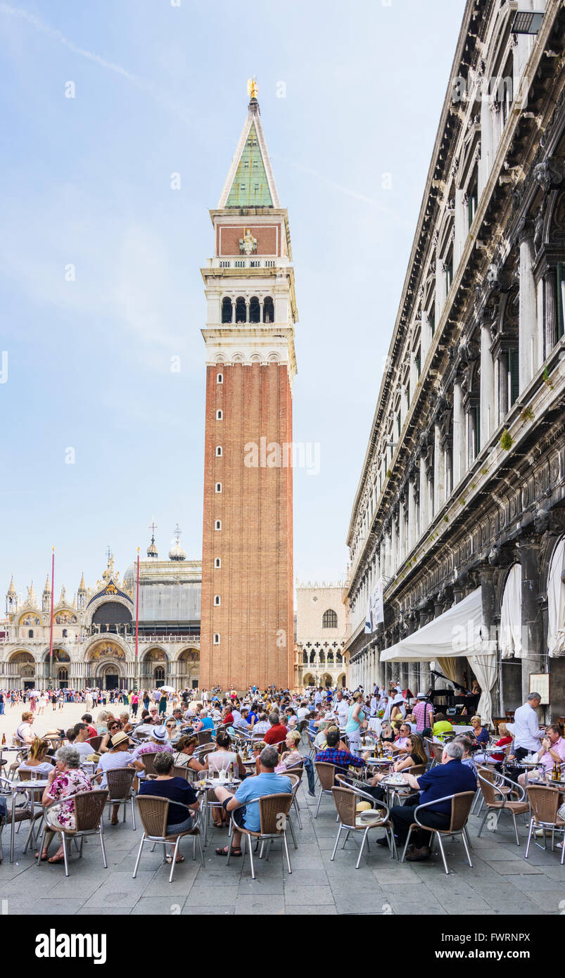 I turisti seduti al di fuori del caffè Florian in Piazza San Marco, San Marco, Venezia, Italia Foto Stock