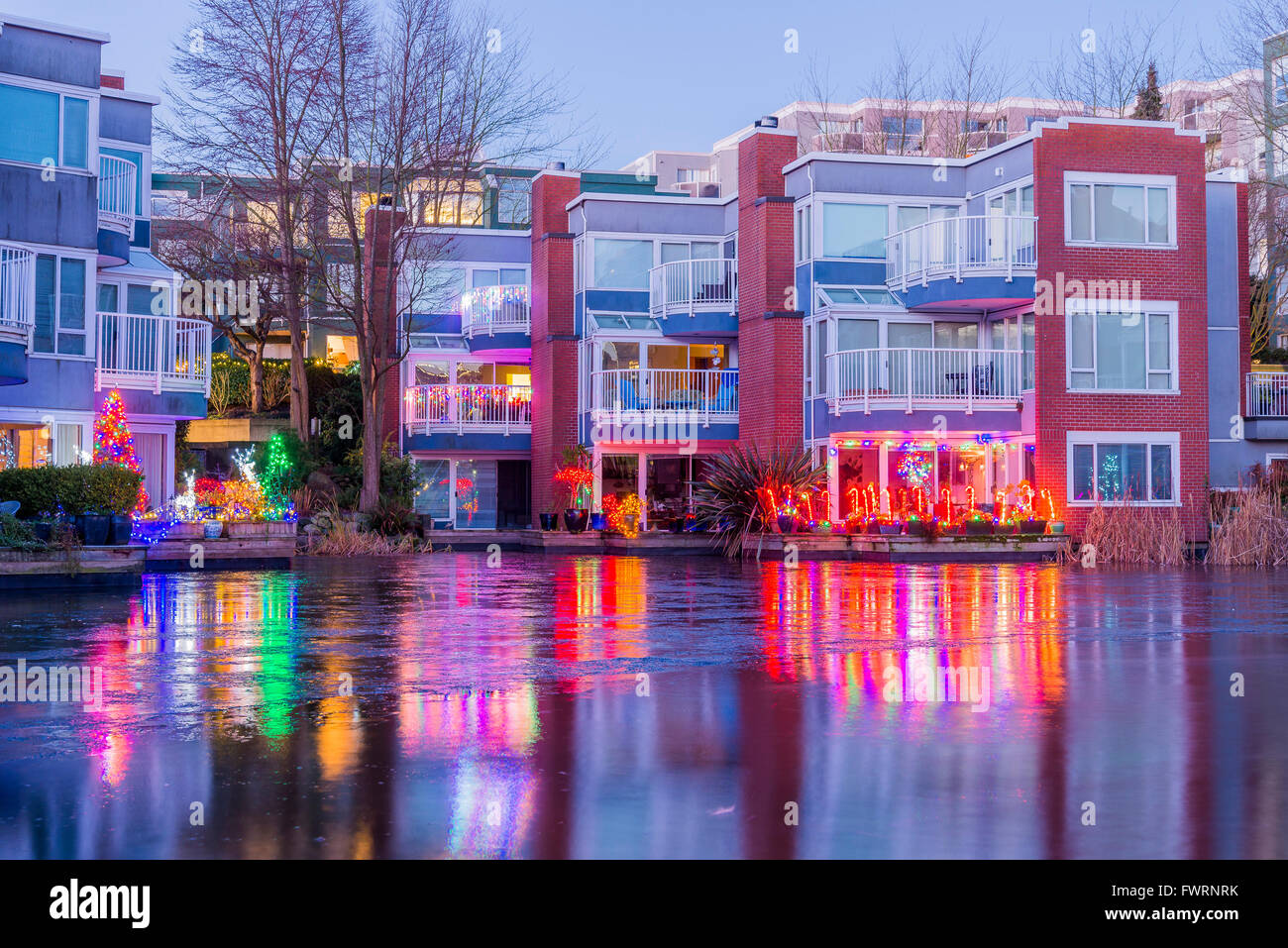 Le luci di Natale su False Creek Condos, Vancouver, British Columbia, Canada, Foto Stock