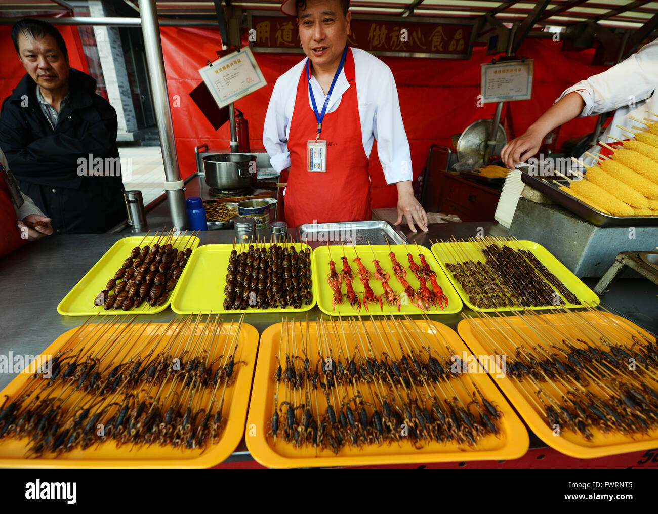 Gli scorpioni, larva e altri bizzarro alimenti venduti presso la vivace via Wang Fu Jing cibo mercato notturno. Foto Stock