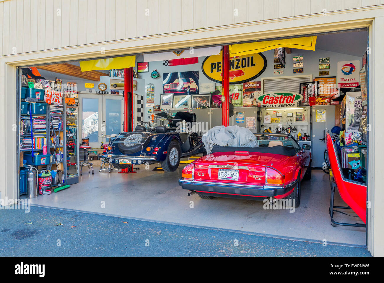 Garage con Jaguar auto sportive. Foto Stock