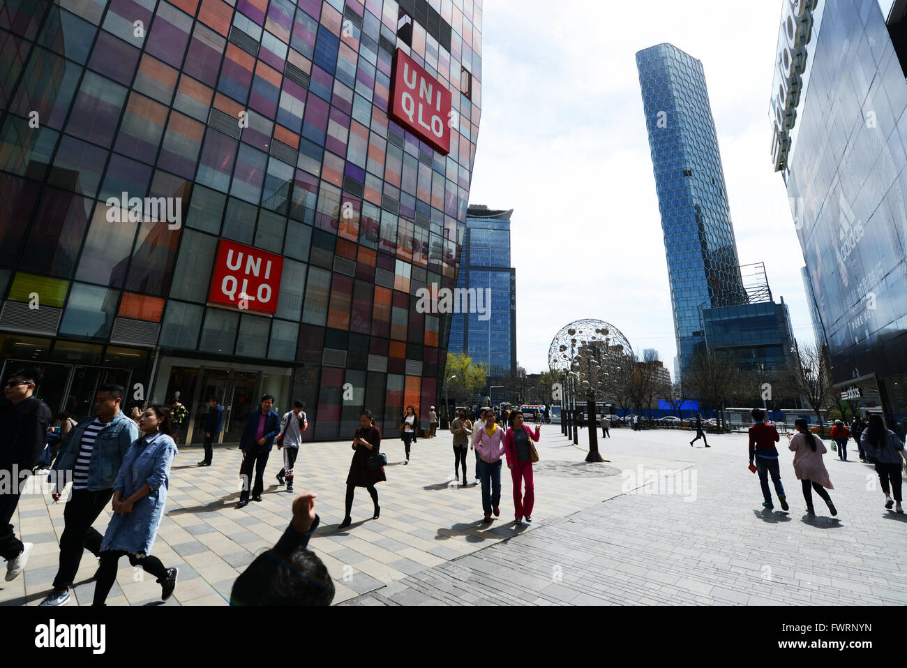 Un grande Uni Qio shop al San Lin Tong ( il villaggio ) shopping center a Sanlitun, Pechino. Foto Stock