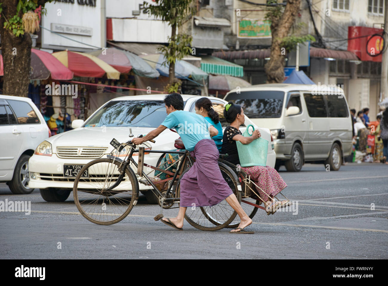 In rickshaw driver, Yangon, Myanmar Foto Stock