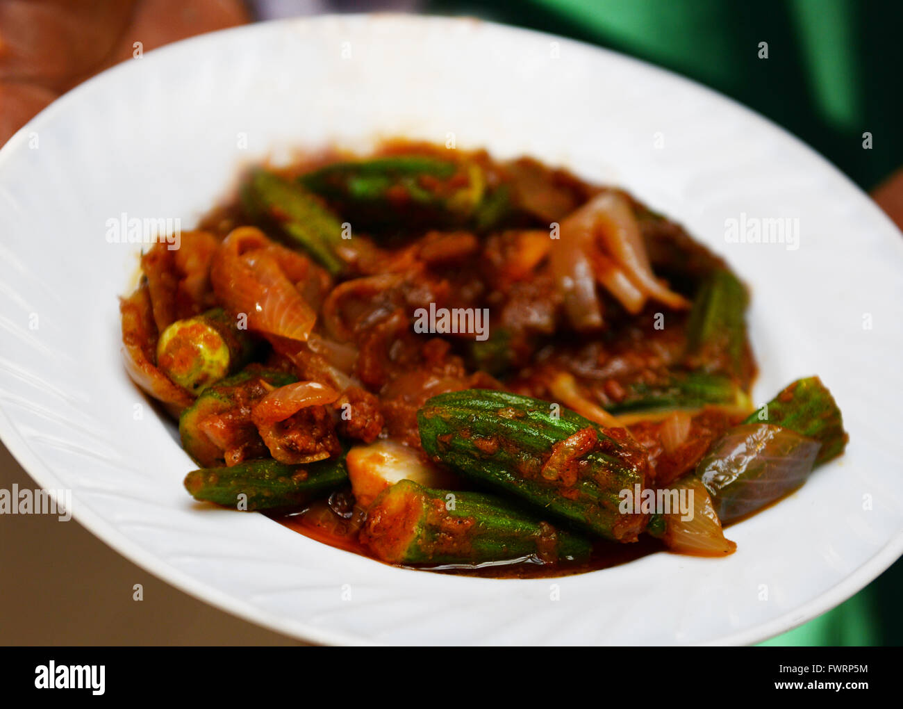 I sudanesi okra piatto con carne di nome Bamia Kisra campana. Foto Stock