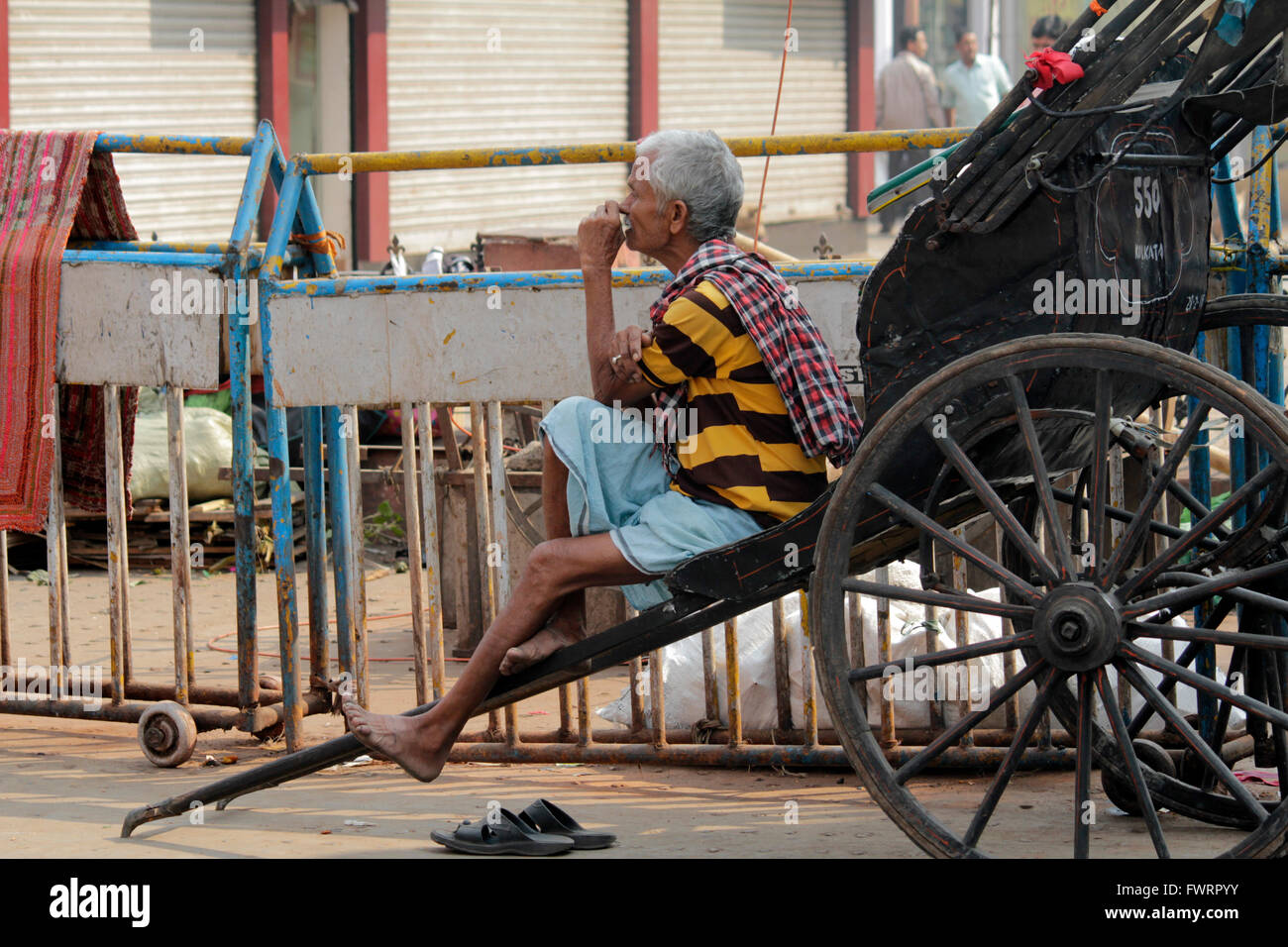 Cycle Rickshaw Pullers nel nuovo mercato, Calcutta, India Foto Stock