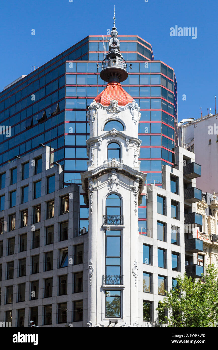 Il vecchio e il nuovo edificio di architettura di Buenos Aires, Argentina, Sud America. Foto Stock