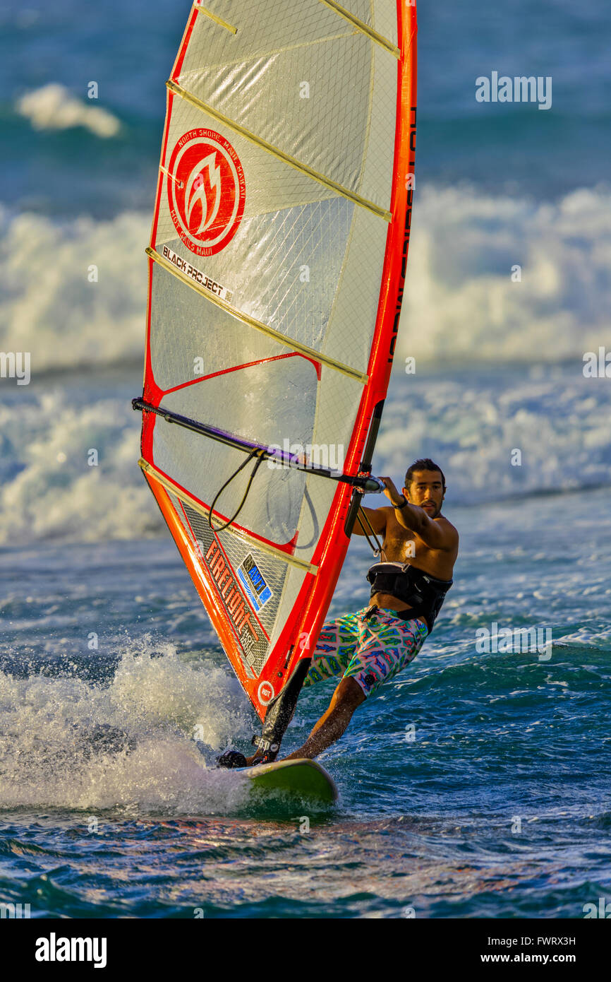 Windsurf a Ho'okipa Beach, Maui Foto Stock