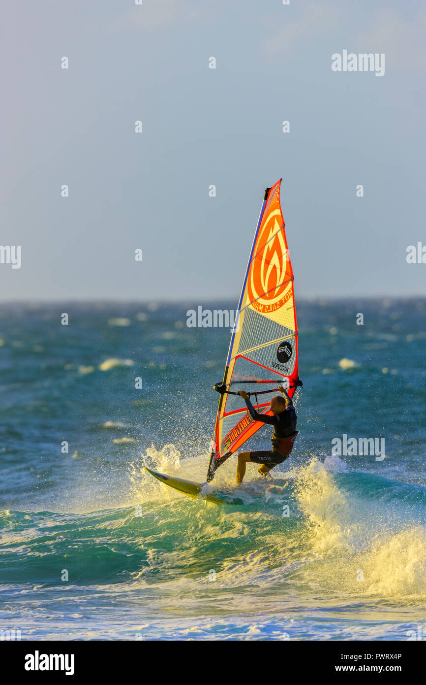 Windsurf a Ho'okipa Beach, Maui Foto Stock