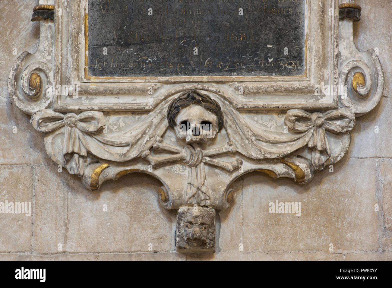 Cranio e crossbones pietra scolpita in Tewkesbury Abbey. Tewkesbury, nel Gloucestershire, Inghilterra Foto Stock