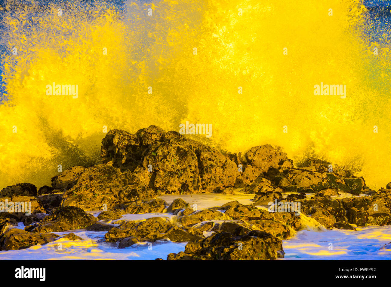 Ho'okipa Beach, Maui con forza di tempesta di onde che si schiantano contro le formazioni rocciose Foto Stock