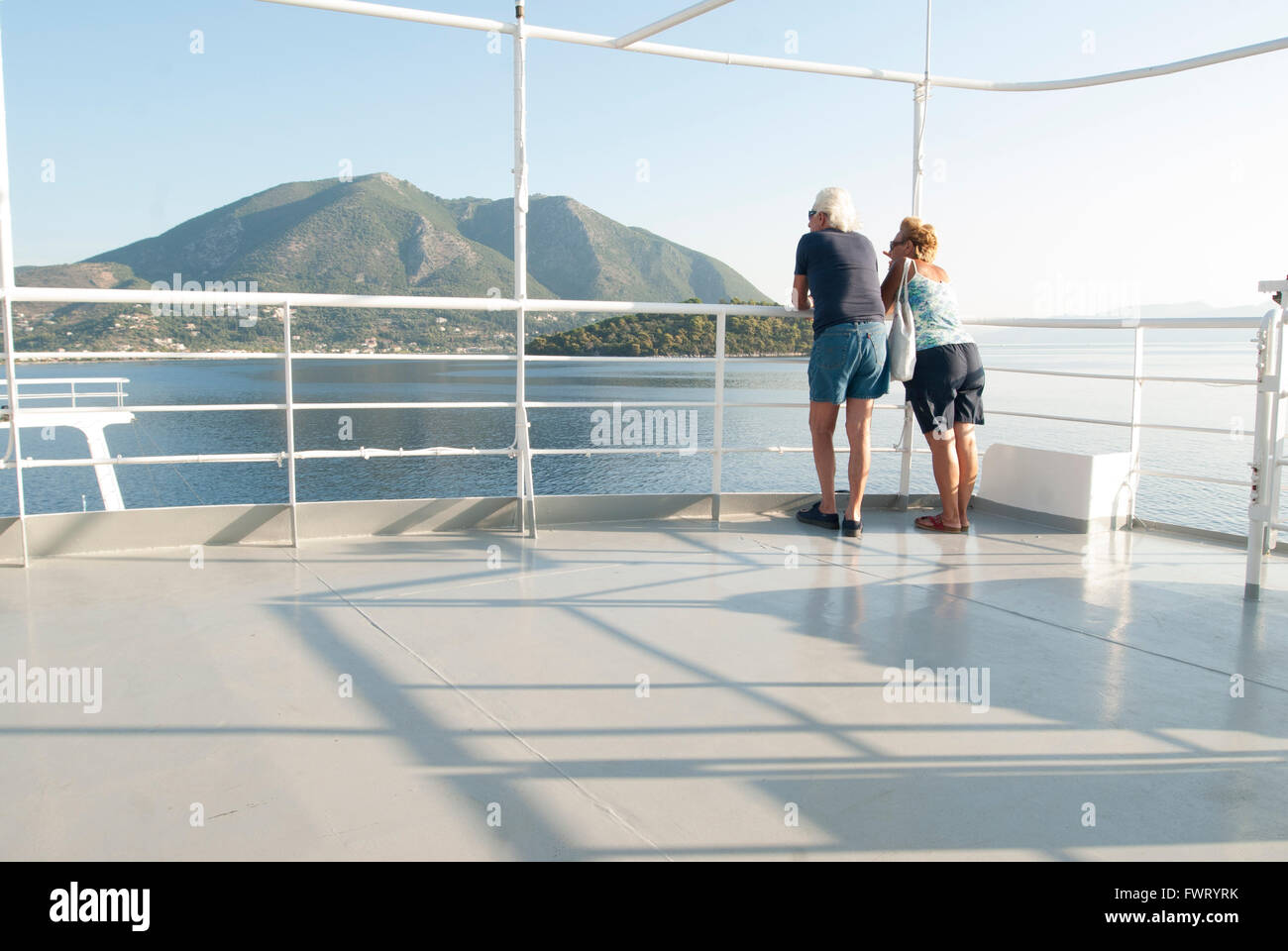 Ritirato Coppia matura che viaggiano su un locale traghetto greco Foto Stock