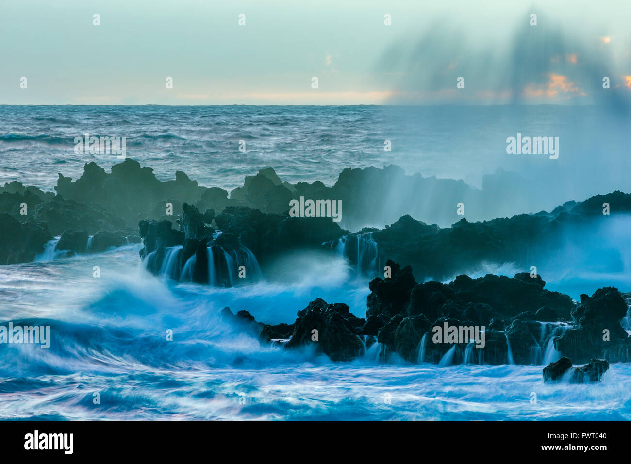 Le onde a Waianapanapa State Park, Maui Foto Stock