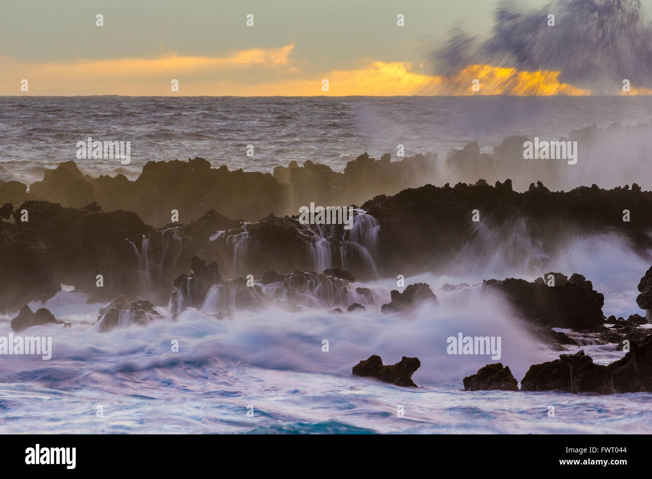 Le onde a Waianapanapa State Park, Maui Foto Stock