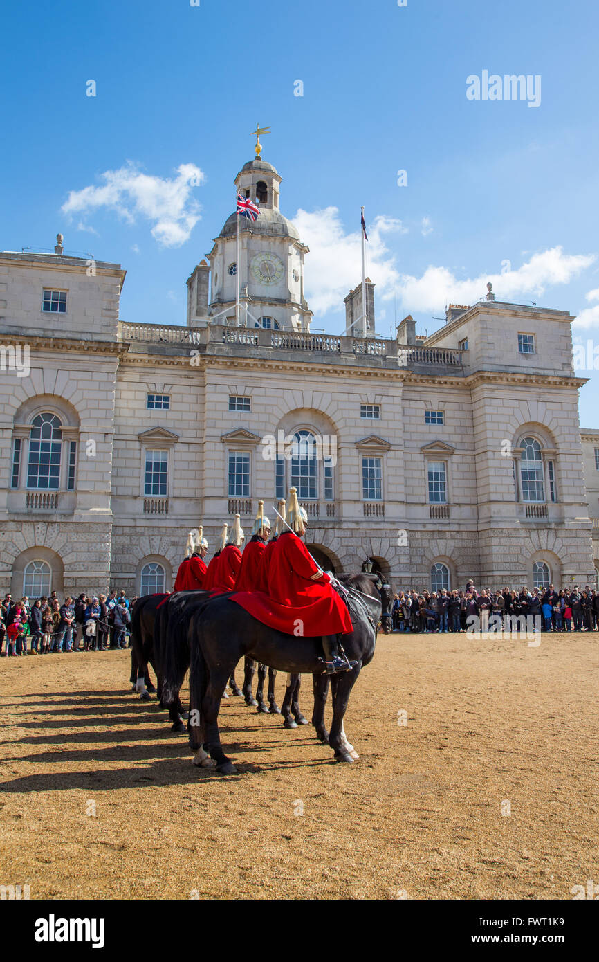 La vita delle guardie reggimento della cavalleria della famiglia su parade presso la sfilata delle Guardie a Cavallo, Londra Foto Stock
