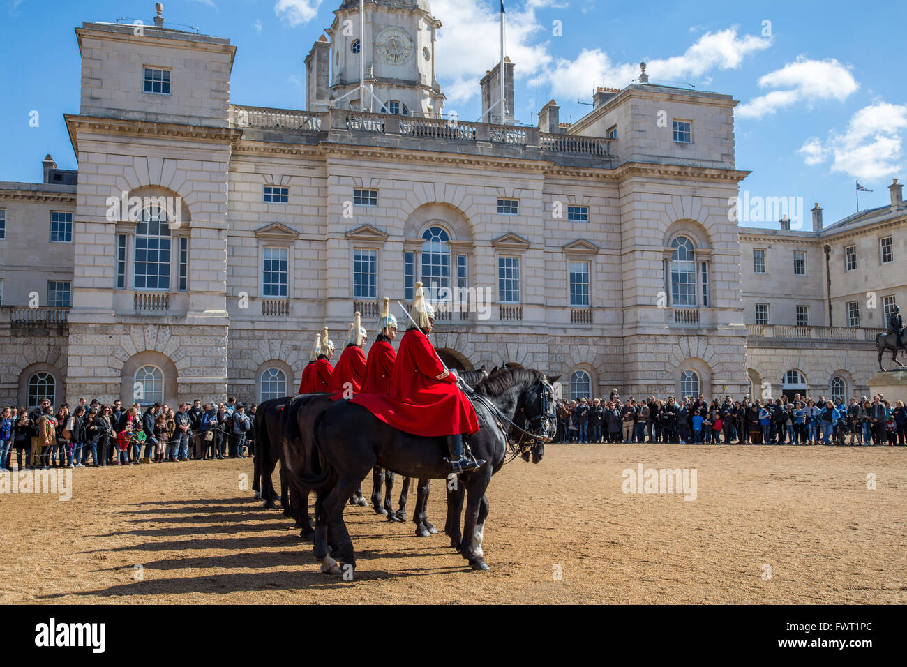 La vita delle guardie reggimento della cavalleria della famiglia su parade presso la sfilata delle Guardie a Cavallo, Londra Foto Stock