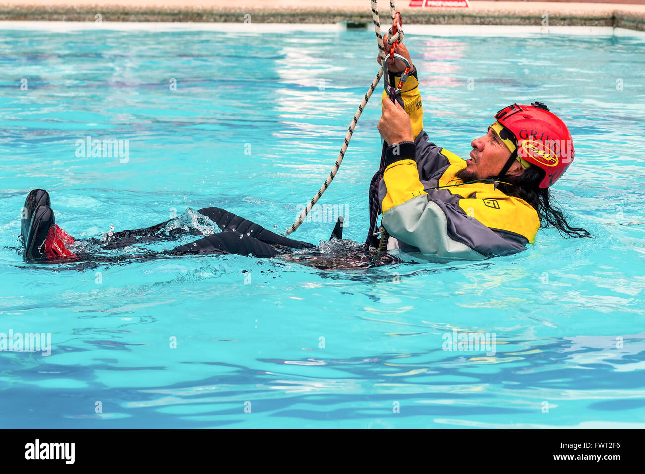 Banos, Ecuador - 23 Maggio 2015: Guida di eseguire un esercizio di salvataggio di arrampicata utilizzando tecniche di corda, ecuadoriana competizione sportiva Foto Stock