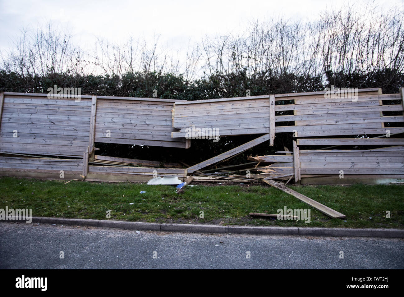 Una recinzione danneggiata che è stato fatto da un bus in primo deposito autobus Lansdowne Road, Norwich. Foto Stock