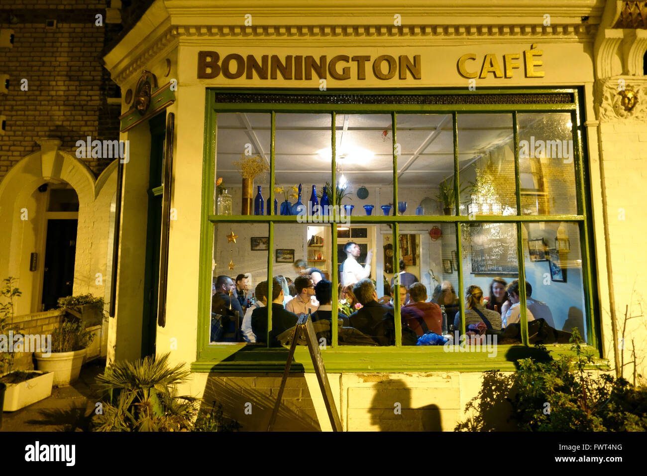 Il Bonnington Cafe comunità eseguire il ristorante vegetariano a Vauxhall, Londra Foto Stock
