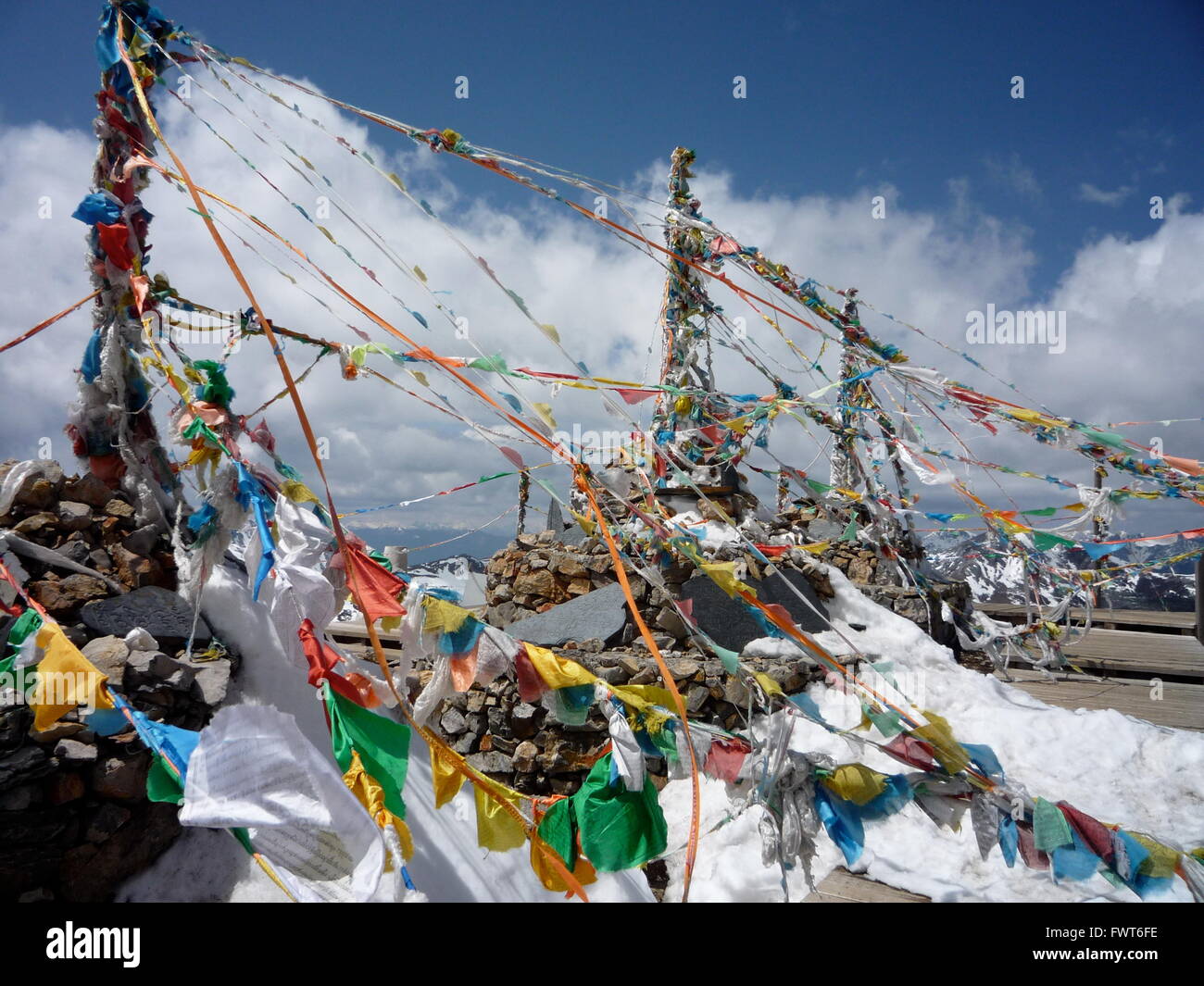 Preghiera tibetano bandiere sulla cima della montagna alla neve Shika Mountain Scenic Area, Shangri-La, Cina Foto Stock