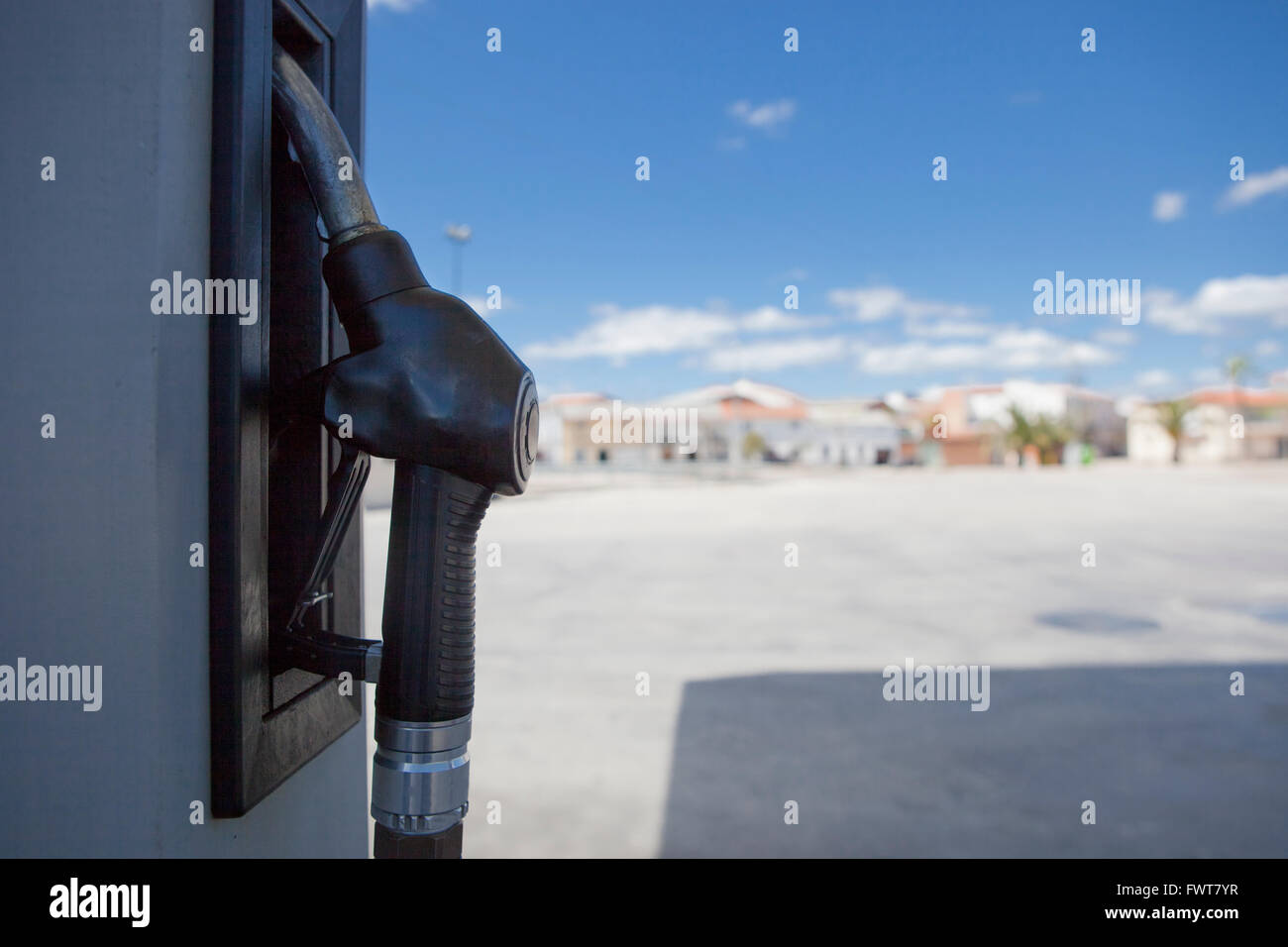Primo piano di un gas station gestiscono ugello sopra cielo blu Foto Stock