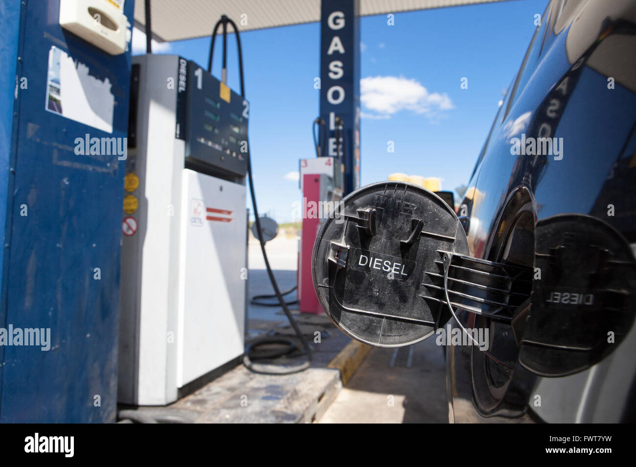 Auto con berretto di benzina aperto pronto per fare rifornimento di carburante in una stazione di benzina Foto Stock