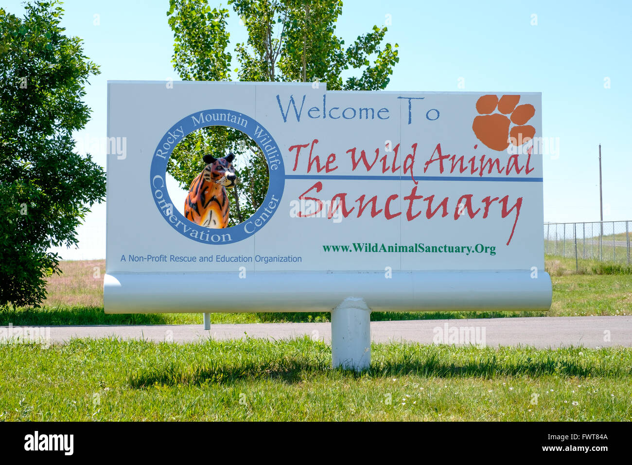 Un segno che accoglie i visitatori all'ingresso dell'animale selvatico Santuario e Rocky Mountain Wildlife Conservation Centre in Keenesburg, Colorado Foto Stock