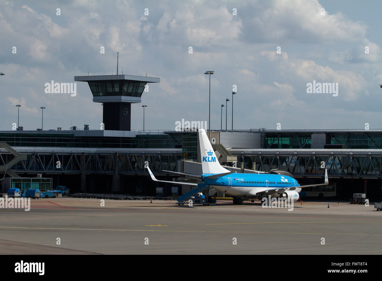 KLM aereo sorge sull'asfalto all'Aeroporto Schiphol di Amsterdam, in Olanda. Agosto 4, 2014. Foto Stock