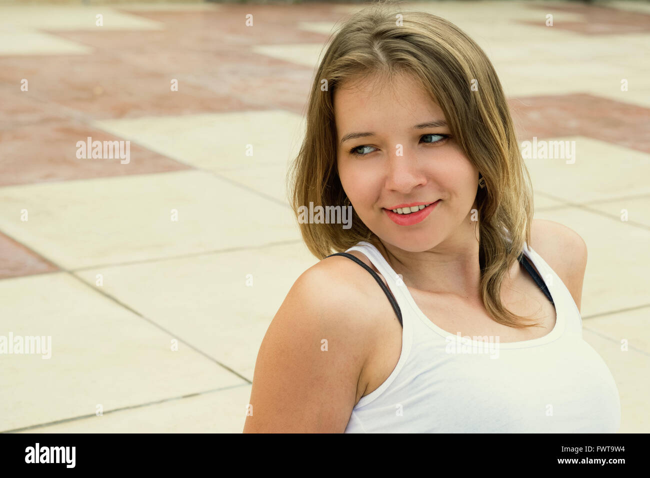 Ritratto di una giovane e bella donna sorridente all'aperto Foto Stock