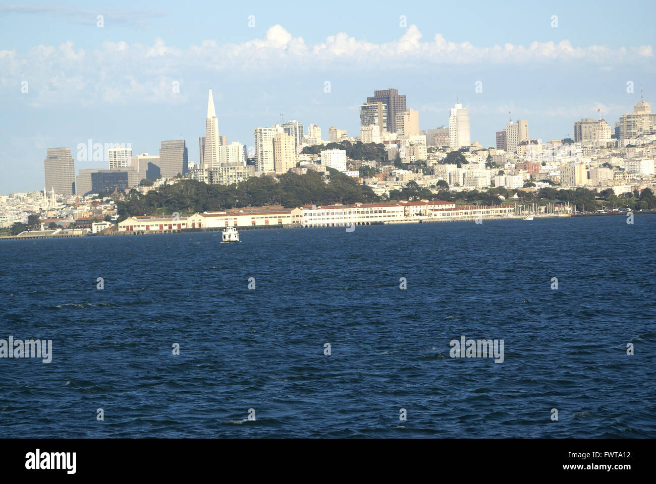 La città di San Francisco e la baia vista da una distanza con importanti punti di riferimento, Piramide Transamerica, Coit Tower Foto Stock
