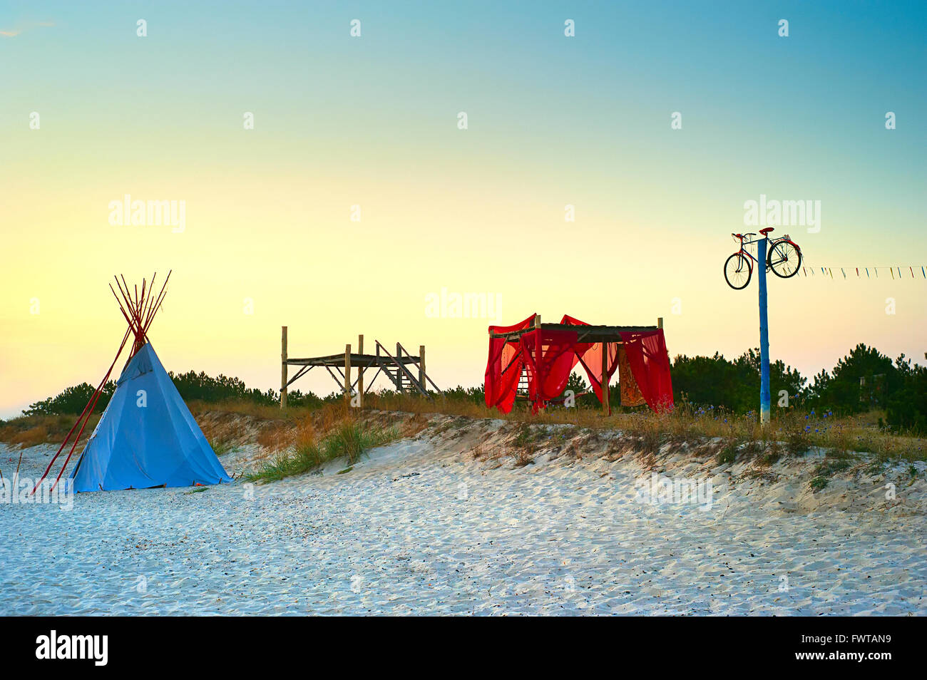 Stile Hippie campeggio con teeppee sulla spiaggia Foto Stock
