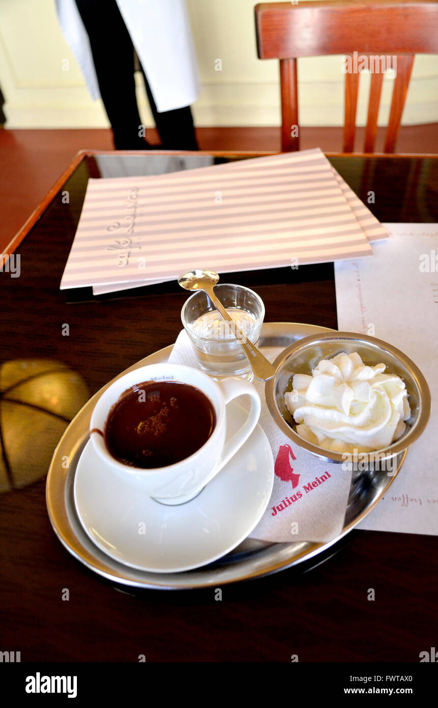 Praga, Repubblica Ceca. Cafe Louvre su Narodni trida (street) interni. Cioccolata calda (horka cocolada) servito con panna montata Foto Stock