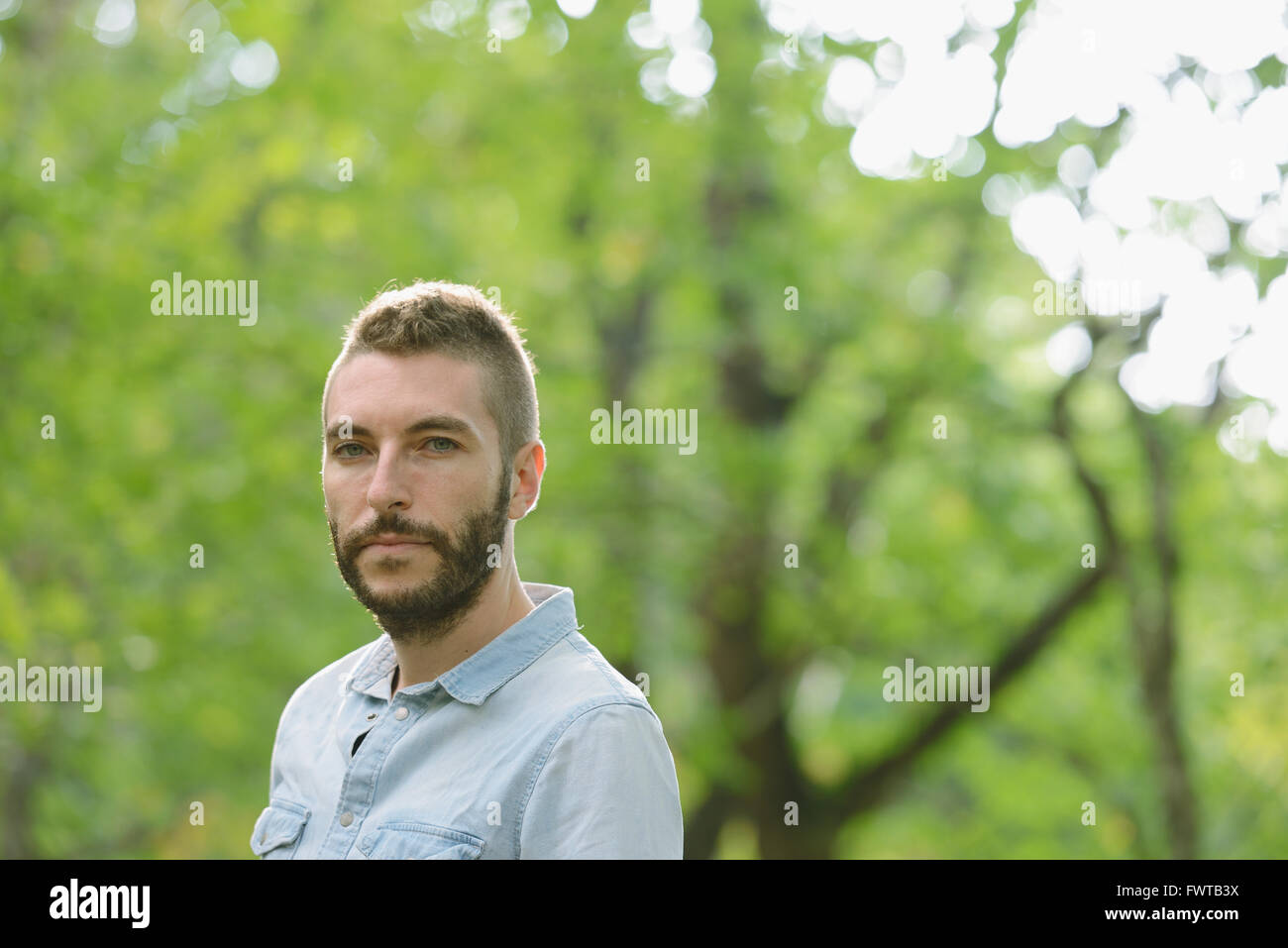Uomo caucasico presso un campeggio Foto Stock