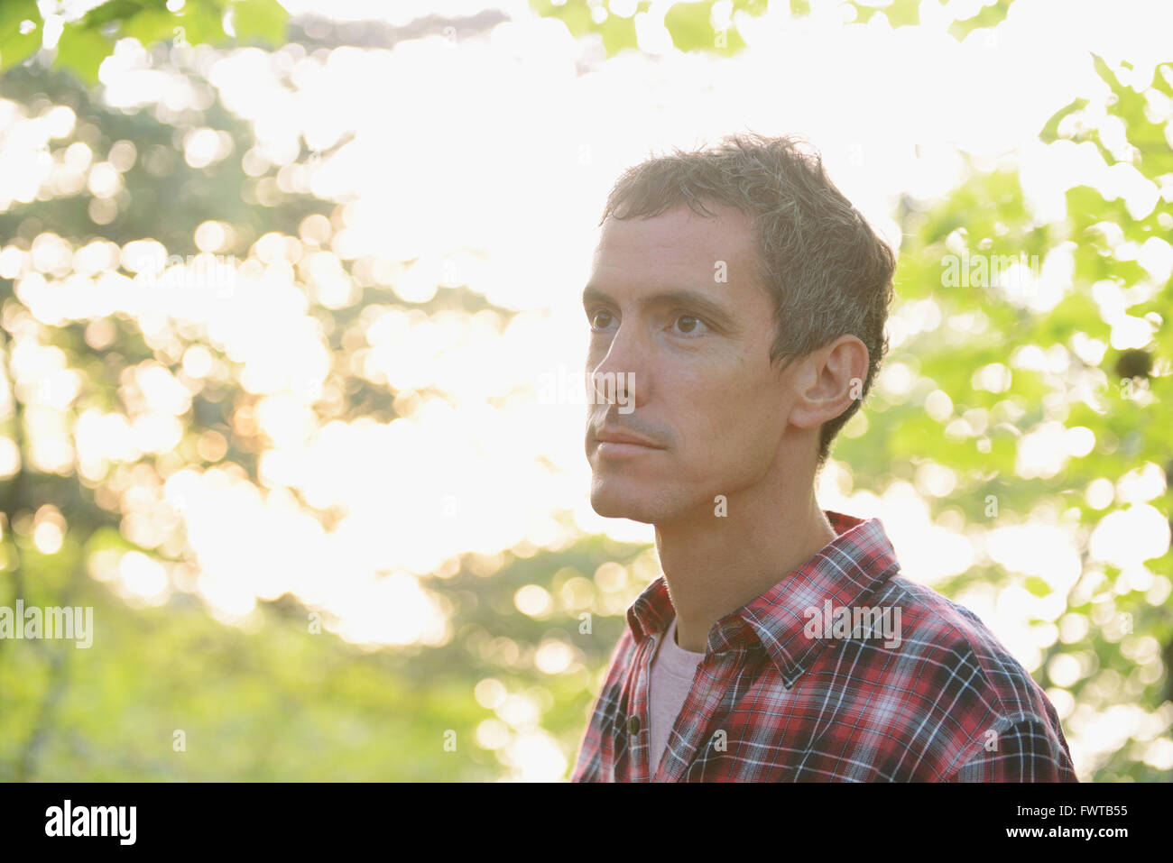 Uomo caucasico presso un campeggio Foto Stock