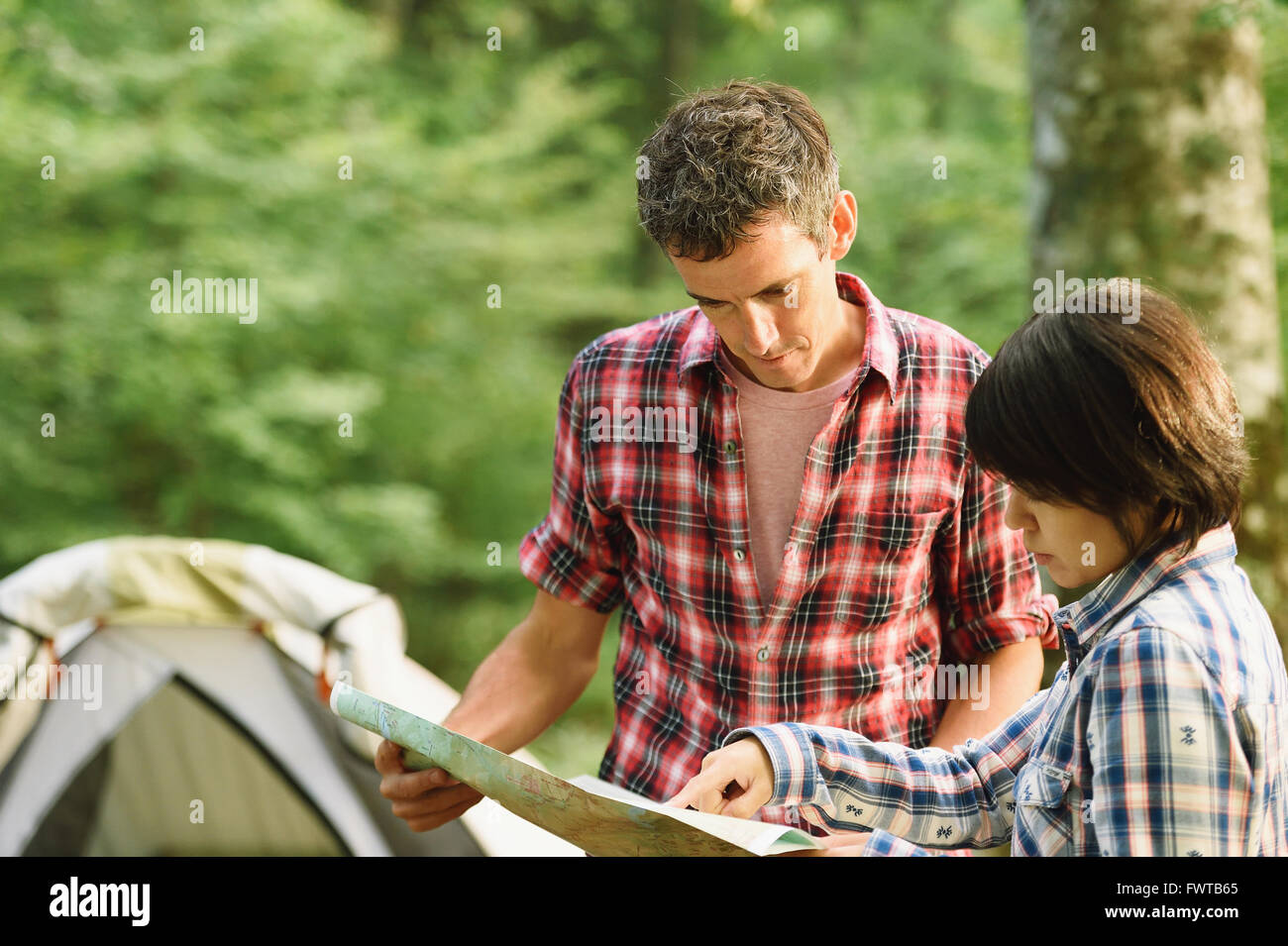 Amici mappa di controllo a un campeggio Foto Stock