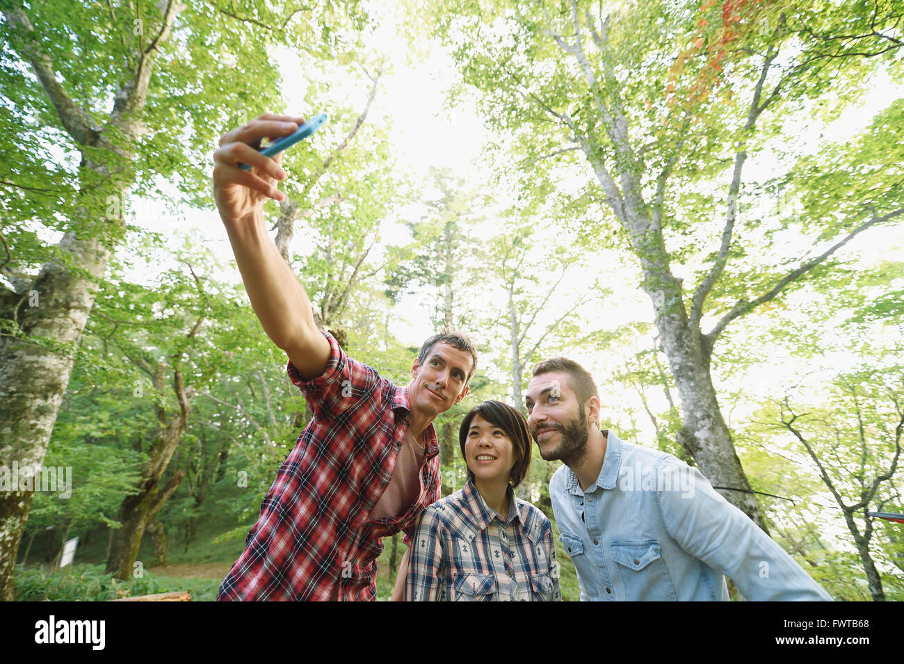 Multi-etnico gruppo di amici prendendo selfie presso un campeggio Foto Stock