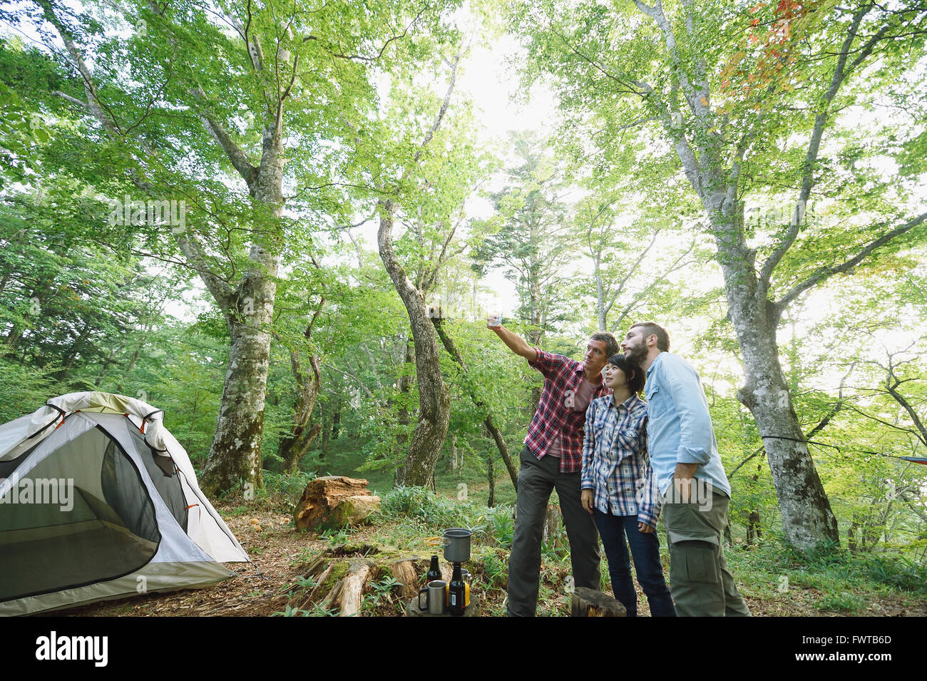 Multi-etnico gruppo di amici prendendo selfie presso un campeggio Foto Stock