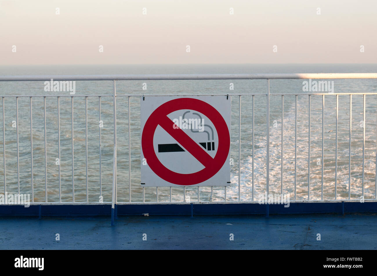 Vietato fumare sulla terrazza di un canale in lingua inglese ferry Foto Stock