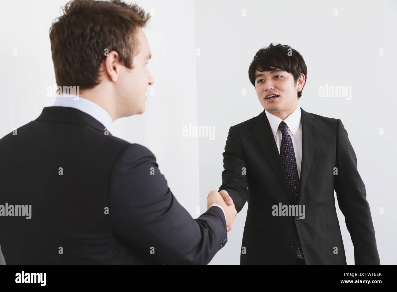 Multi-etnico la gente di affari in una sala riunioni Foto Stock