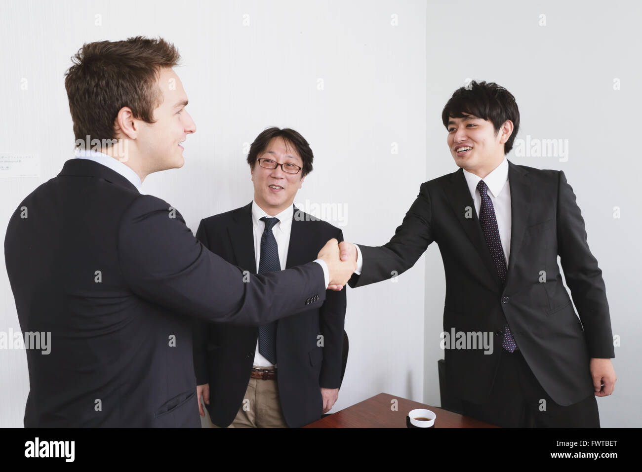 Multi-etnico la gente di affari in una sala riunioni Foto Stock