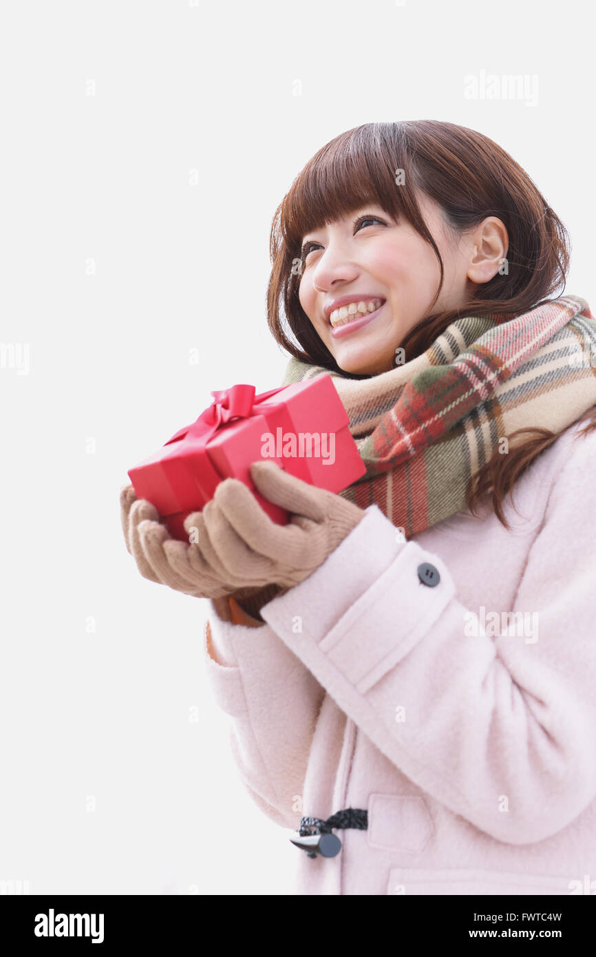 Attraente donna giapponese con dono in un giorno di inverno Foto Stock