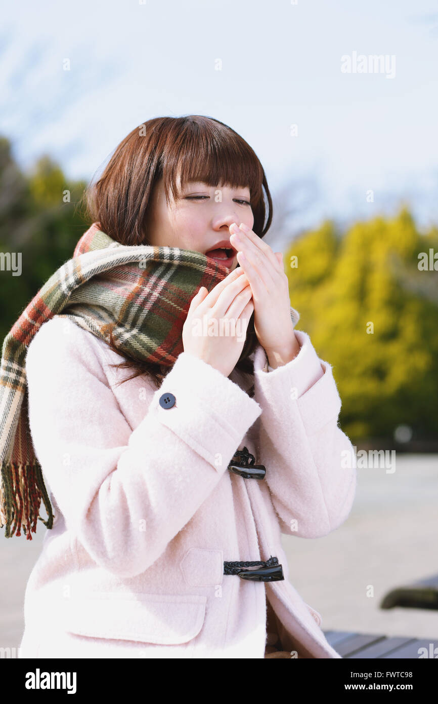 Attraente donna giapponese sensazione di malessere in una giornata invernale Foto Stock