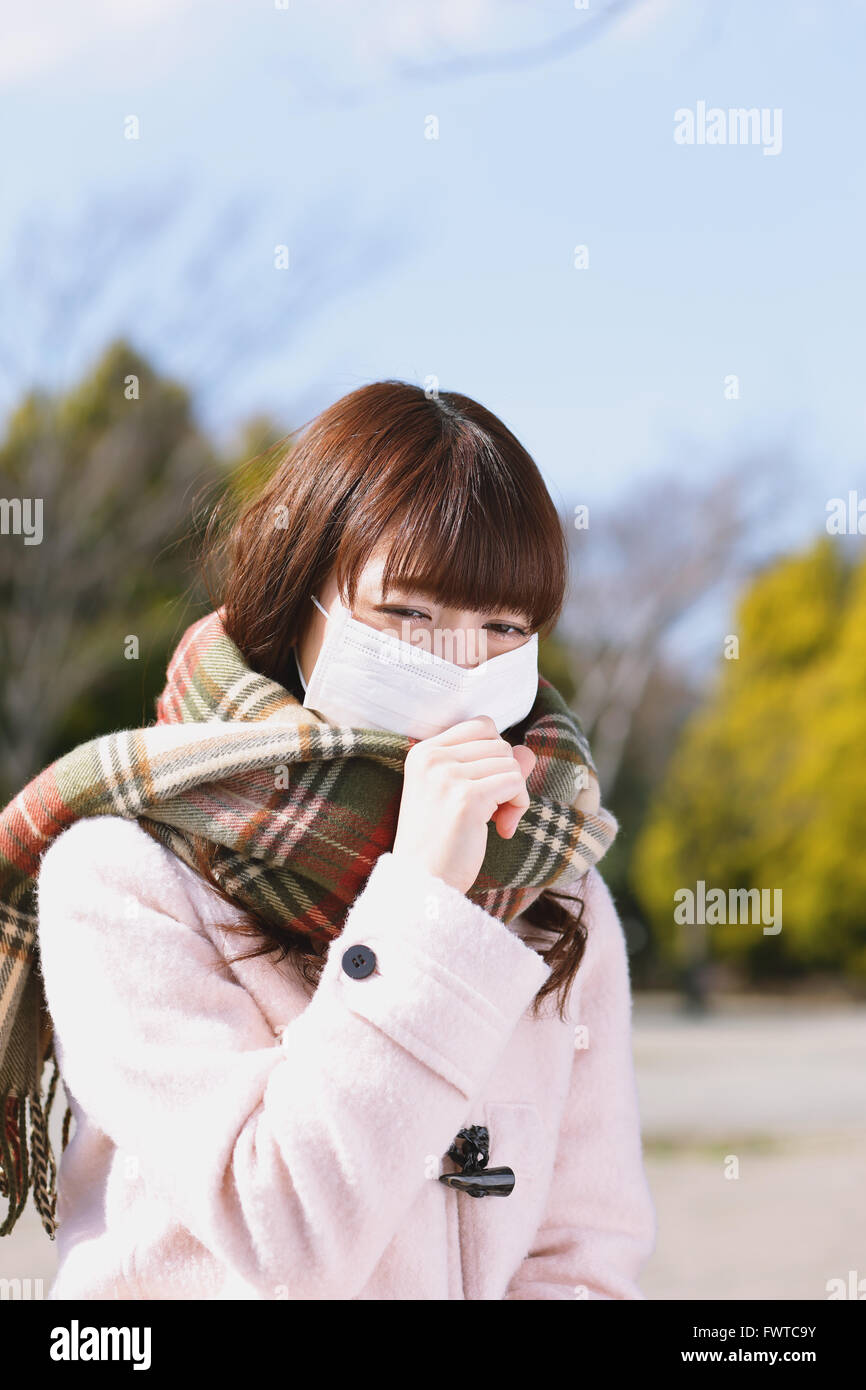 Attraente donna giapponese sensazione di malessere in una giornata invernale Foto Stock
