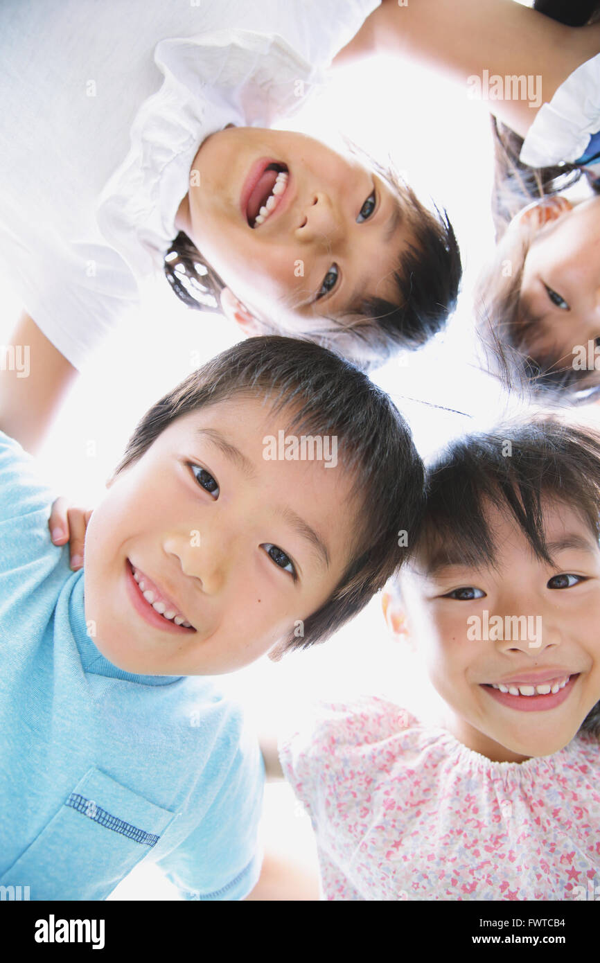 I ragazzi giapponesi guardando la fotocamera Foto Stock