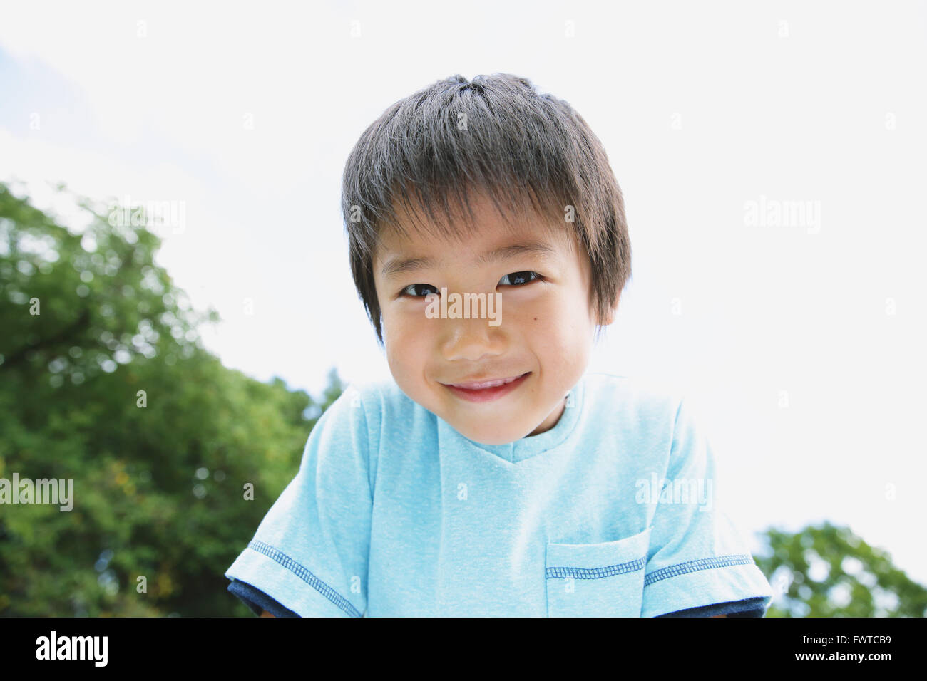 Giapponese kid guardando la fotocamera Foto Stock