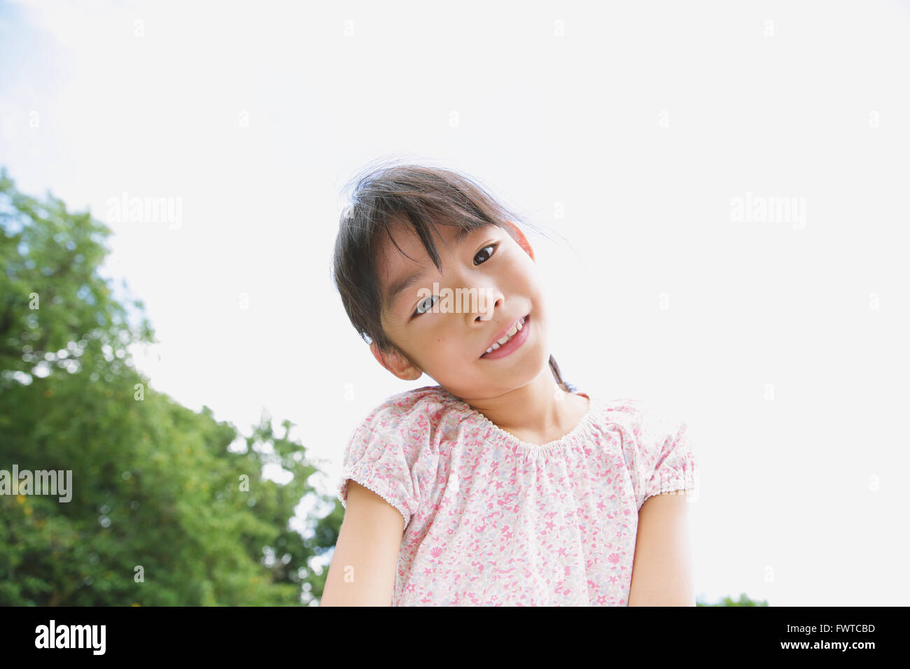 Giapponese kid guardando la fotocamera Foto Stock