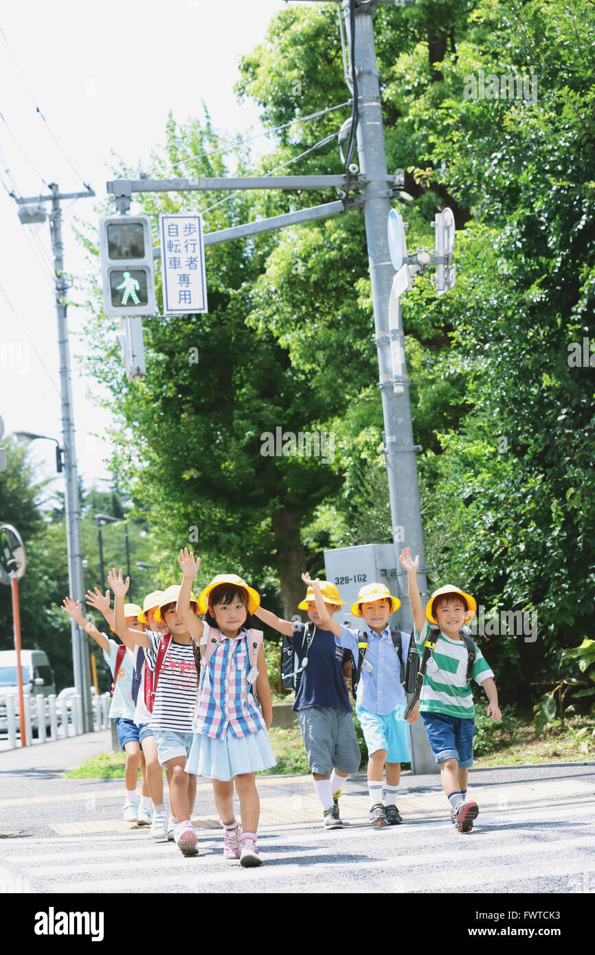 Scuola giapponese i bambini di strada di attraversamento Foto Stock