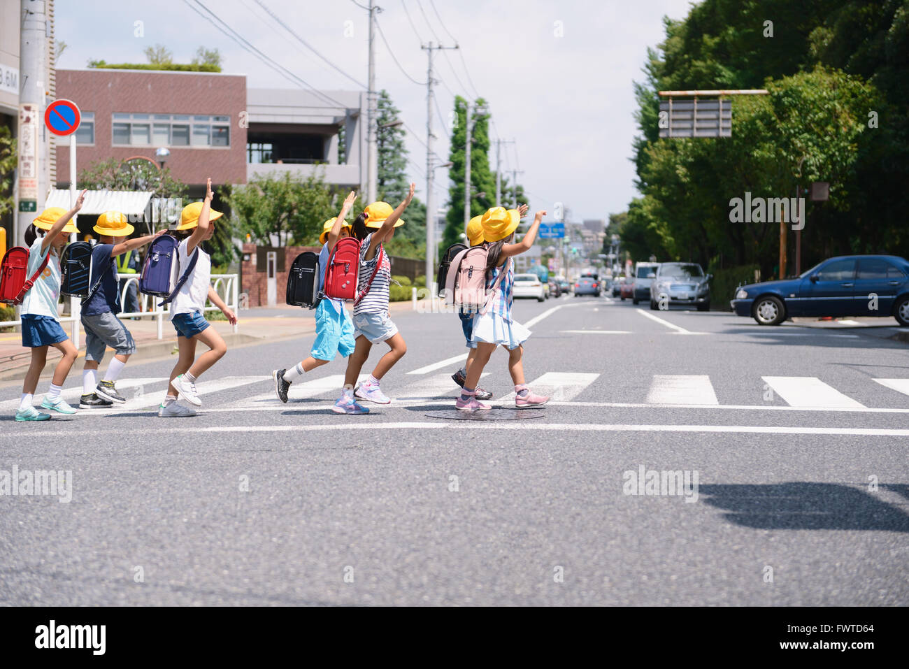 Scuola giapponese i bambini di strada di attraversamento Foto Stock