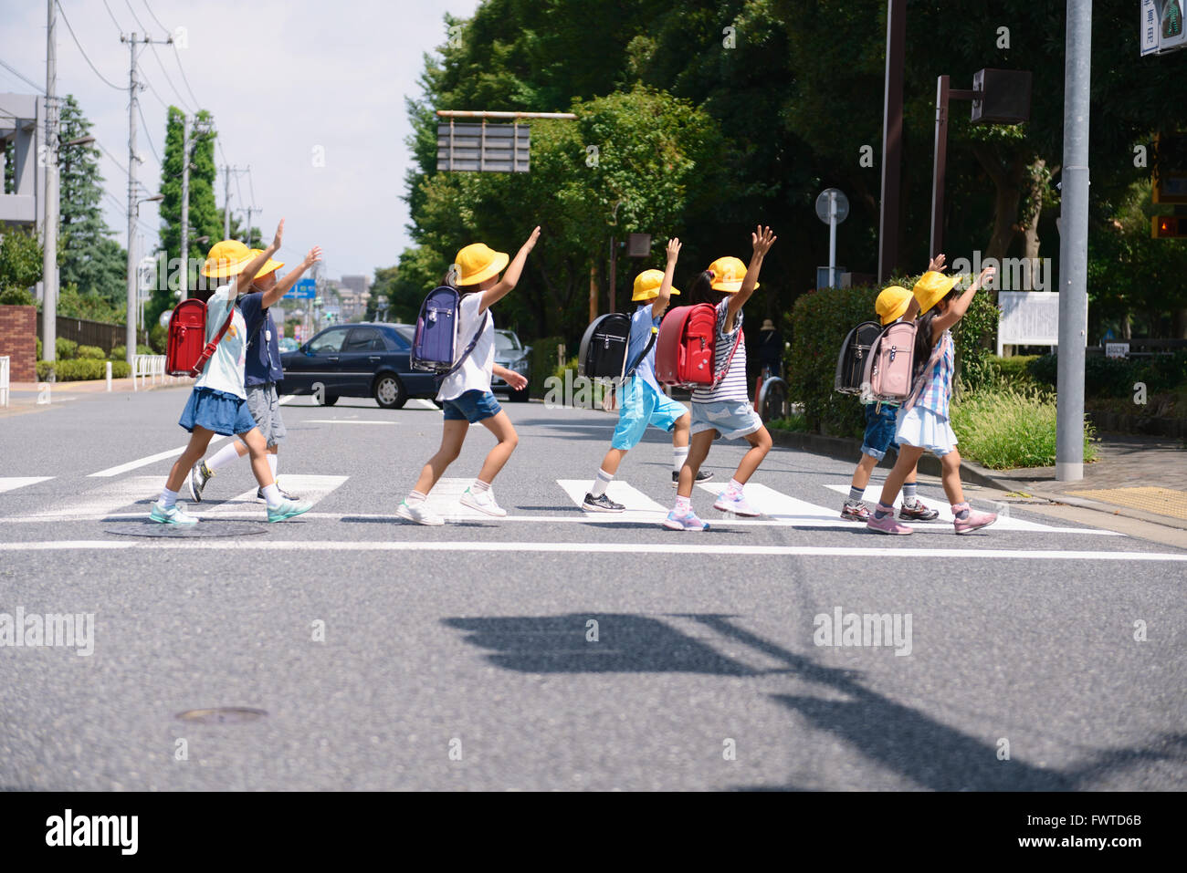 Scuola giapponese i bambini di strada di attraversamento Foto Stock