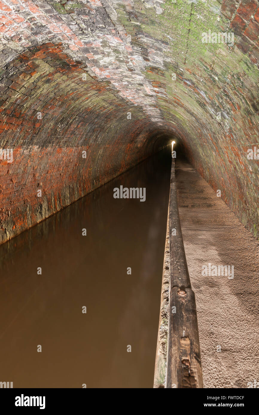 All'interno del Chirk canal tunnel localmente noto come 'Darkie' costruito nel 1801 e progettato da William Jessop e Thomas Telford Foto Stock