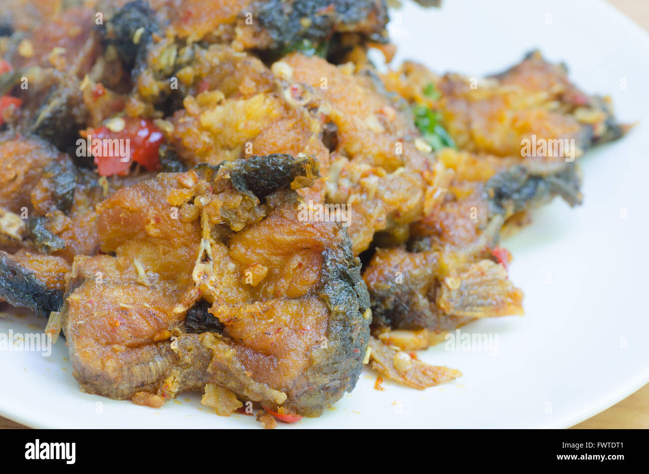 Agitare piccante frittura di pesce gatto sul piatto Foto Stock