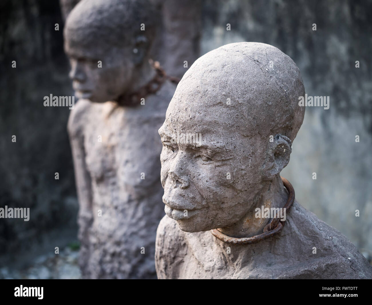 Scultura di schiavi dedicata alle vittime della schiavitù in Stone Town di Zanzibar, collocato vicino al vecchio mercato di schiavi. Foto Stock